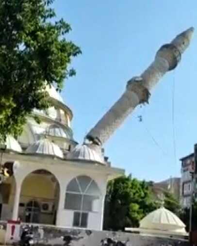 Minare yıkımı caddeyi savaş alanına çevirdi: 1 araç ve 3 iş yeri hasar gördü Minare yıkımı caddeyi savaş alanına çevirdi: 1 araç ve 3 iş yeri hasar gördü