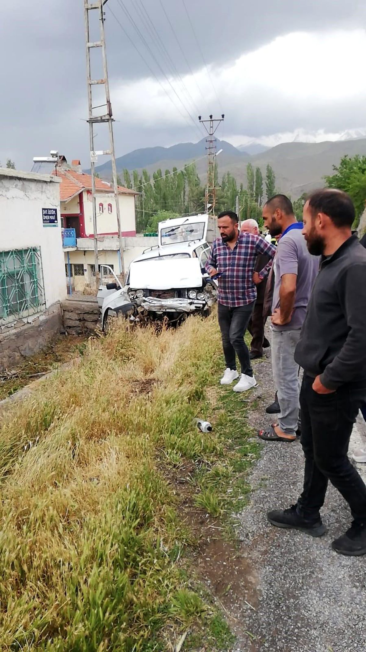 Otomobil Yoldan Çıktı: 2 Yaralı