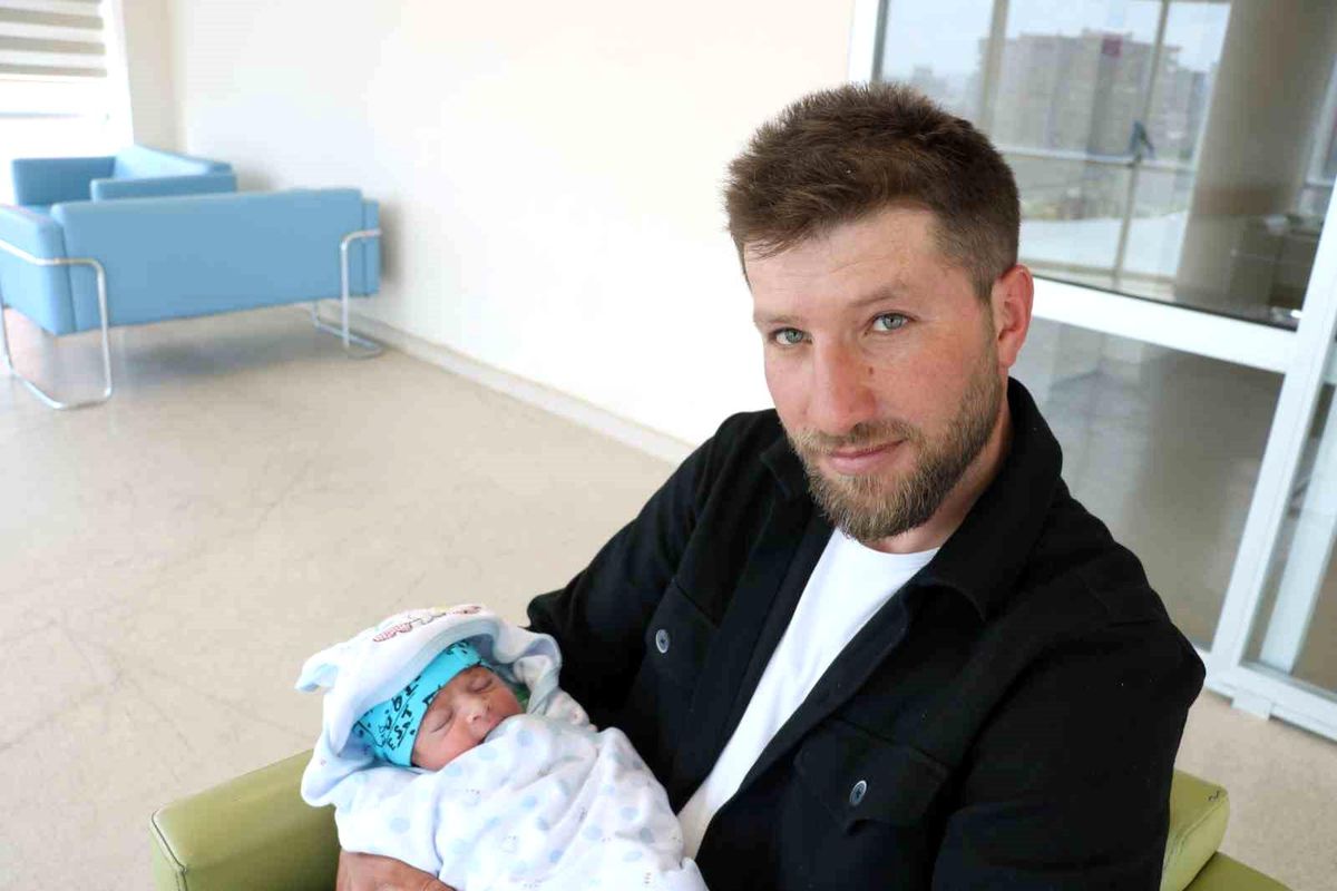 Ünlü çoban Tarık Kara, 3. çocuğunun kulağına ezan okudu