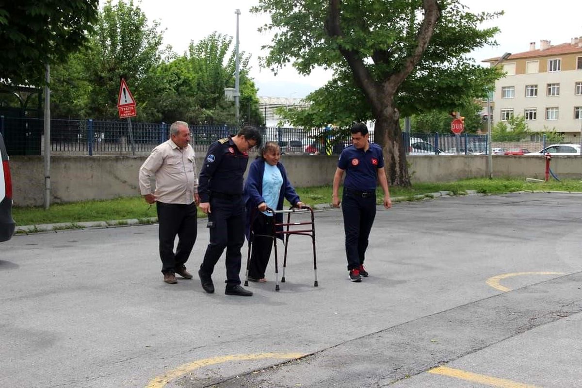 Depremzede Çift, Kendilerini Kurtaran İtfaiye Ekiplerini Ziyaret Etti