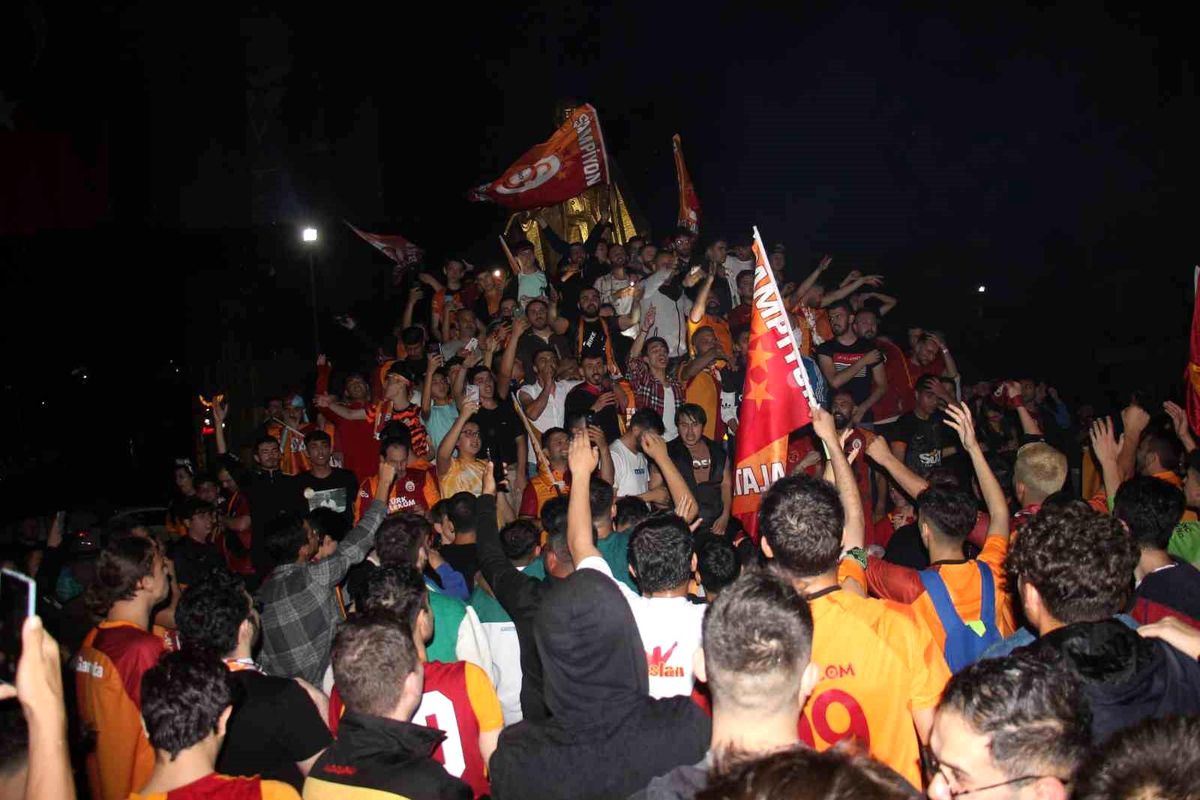 Aydın'da cadde ve sokaklar sarı-kırmızıya boyandı