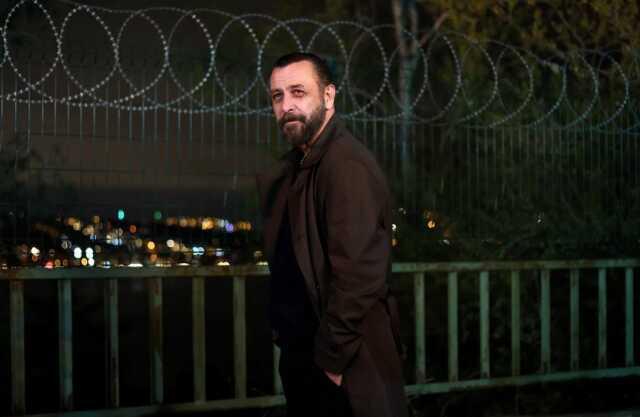 Başrol olduğu Aile'nin sezon finali yemeğine katılmayan Nejat İşler, çelenk gönderdi Başrol olduğu Aile'nin sezon finali yemeğine katılmayan Nejat İşler, çelenk gönderdi