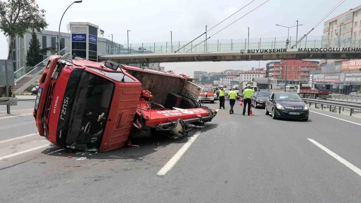 D-100'de arıza yapan otomobile vinç çarptı
