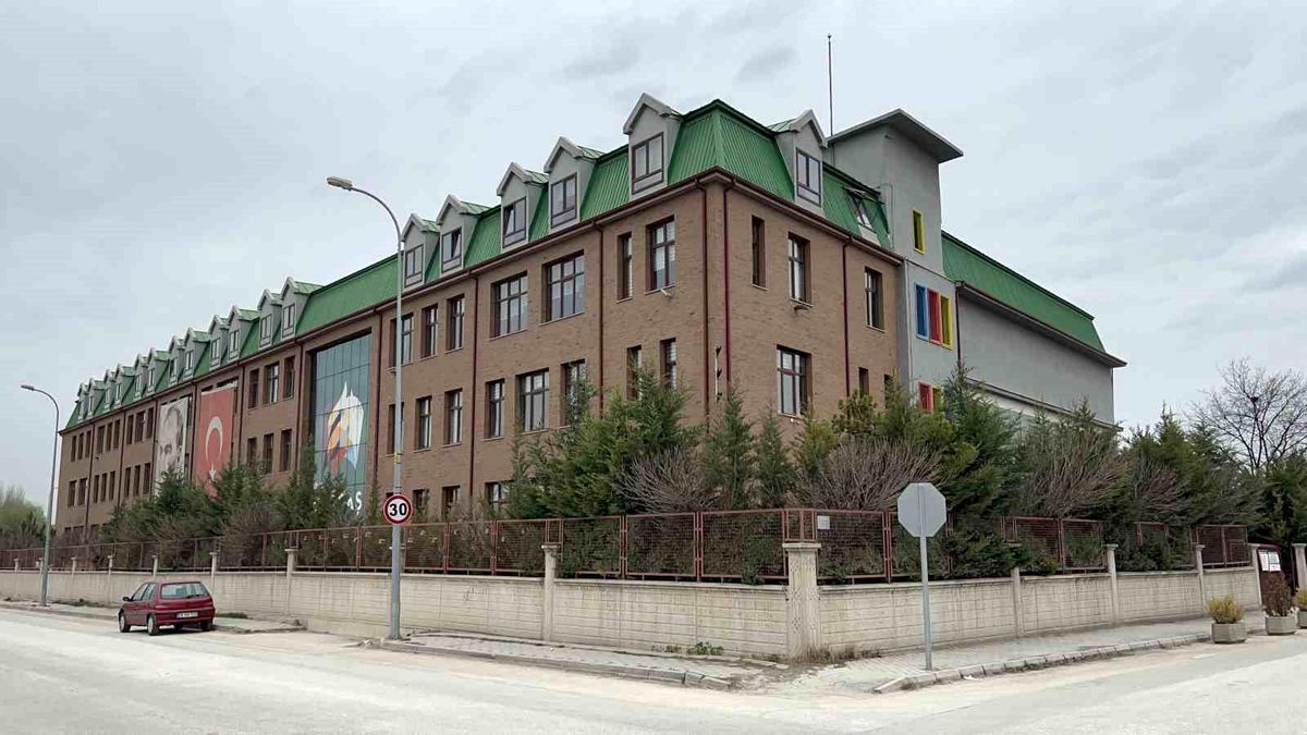 Başörtülü öğrenciyi okula kabul etmeyen müdür beraat etti