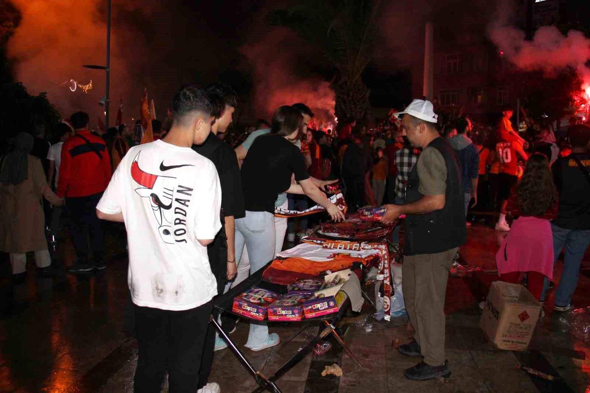 Galatasaray'ın şampiyonluğu seyyar satıcıların yüzünü güldürdü