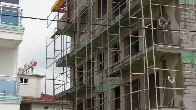 İnşaat işçisinin metrelerce yüksekte ölümden döndüğü anlar kamerada İnşaat işçisinin metrelerce yüksekte ölümden döndüğü anlar kamerada