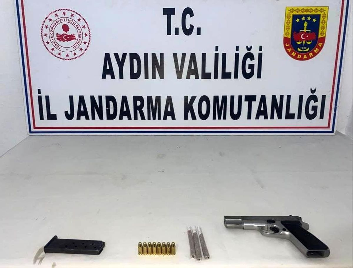 Jandarma şüphelendi, araçtan silah ve uyuşturucu çıktı