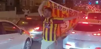 Kafa karışıklığında son nokta! Fenerbahçeli taraftar, Galatasaray'ın şampiyonluğunu kutladı