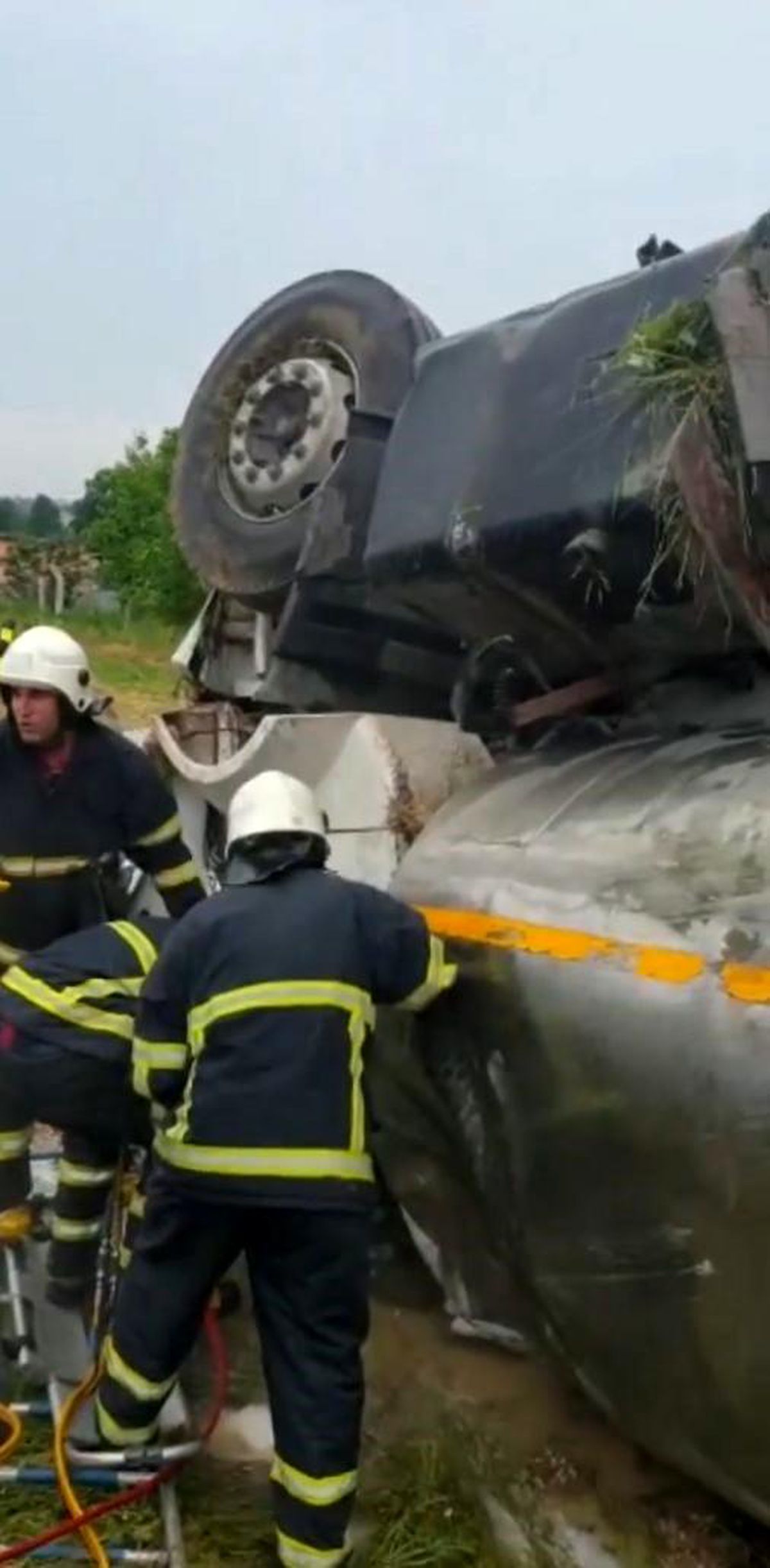 Kırklareli'de Otomobil ile Tanker Çarpıştı: Tanker Sürücüsü İtfaiye Ekipleri Tarafından Kurtarıldı