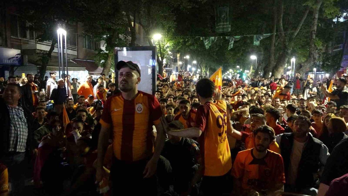 Kocaeli'de Galatasaraylılar Şampiyonluğu Coşkuyla Kutladı