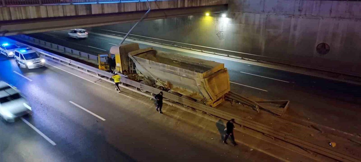 Lastiği Patlayan Kamyon Tünel Girişinde Refüje Çıktı