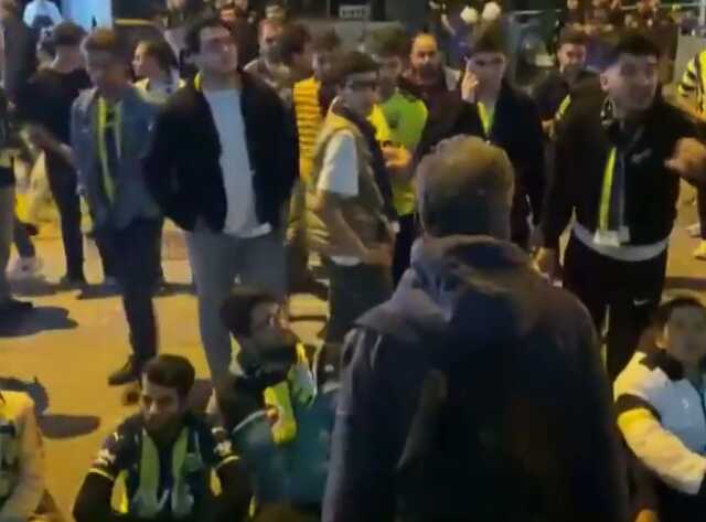 Maç biter bitmez stat önünde toplandılar! Fenerbahçe taraftarından yönetimi hedef alan eylem Maç biter bitmez stat önünde toplandılar! Fenerbahçe taraftarından yönetimi hedef alan eylem