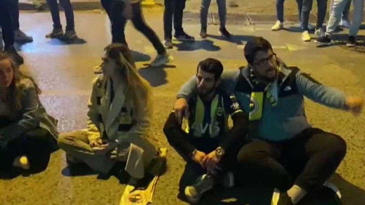 Maç biter bitmez stat önünde toplandılar! Fenerbahçe taraftarından yönetime isyan