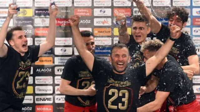 Okan Buruk başına gelecekleri endişeli gözlerle seyretti! Toplantı salonunda yer yerinden oynadı