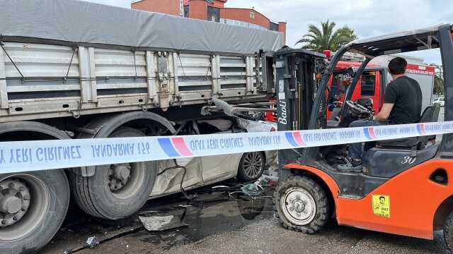 Otomobil tırın altına girdi; baba hayatını kaybetti, 8 yaşındaki kızı yaralandı Otomobil tırın altına girdi; baba hayatını kaybetti, 8 yaşındaki kızı yaralandı