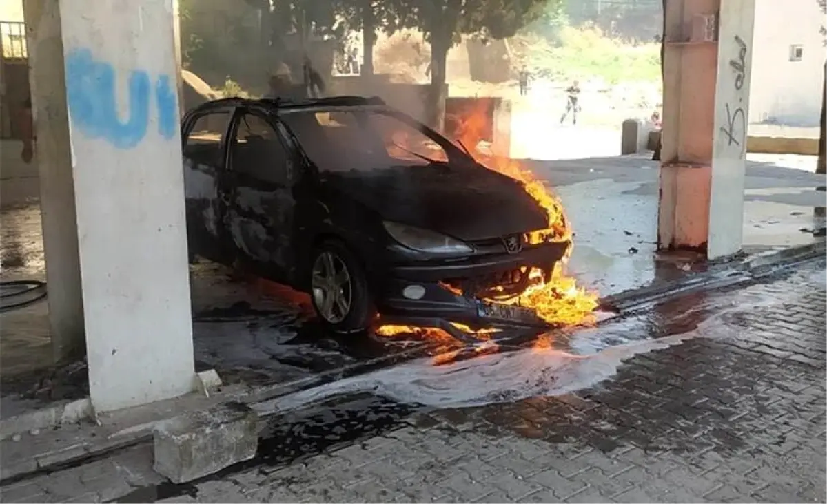 Kahramanmaraş'ta Park Halindeki Otomobil Yandı