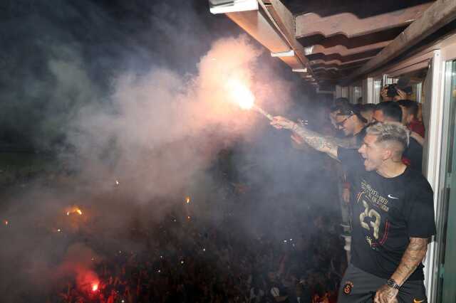 Şampiyon Galatasaray, Florya'yı yangın yerine çevirdi! Icardi'nin 'Aşkın Olayım' performansı geceye damga vurdu