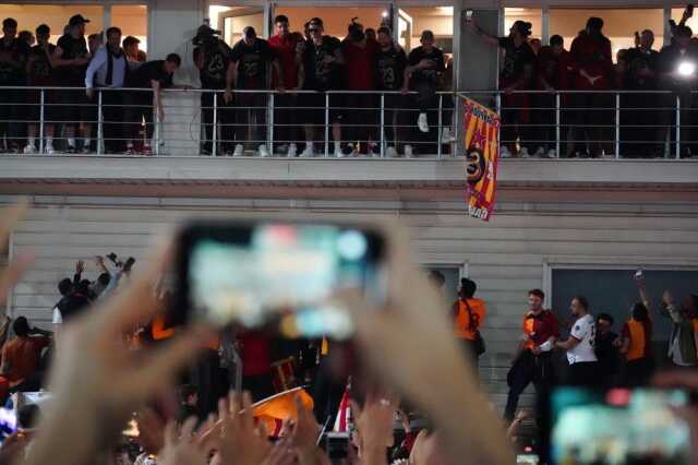 Şampiyon Galatasaray, Florya'yı yangın yerine çevirdi! Icardi'nin 'Aşkın Olayım' performansı geceye damga vurdu