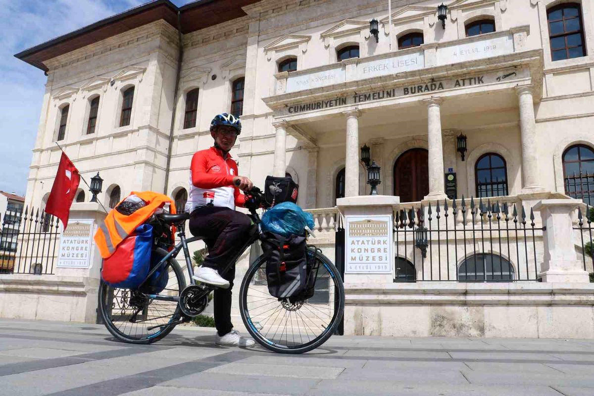 Şehitlere saygı sebebiyle pedal çeviren Orhan Kotluk, 2 haftalık turunu İzmir'de tamamlayacak