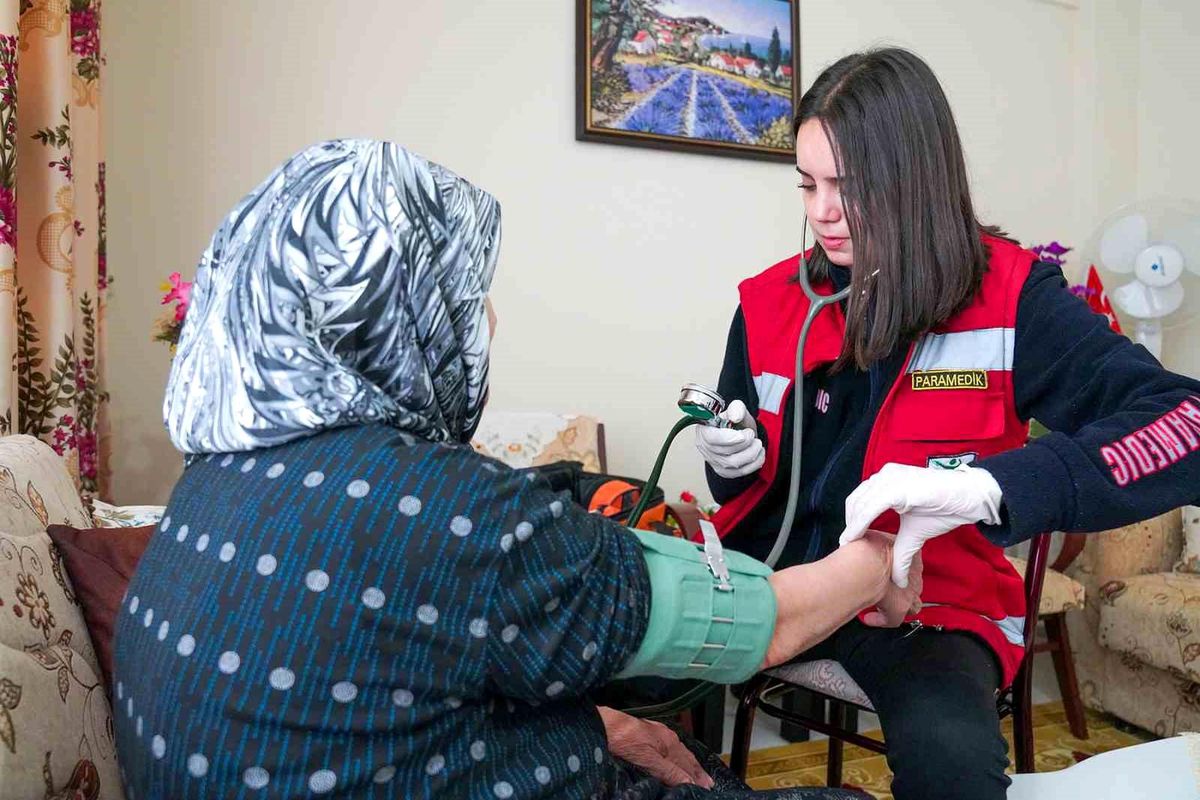 TEBEV, 65 yaş üstü kimsesiz vatandaşların yanında olmaya devam ediyor