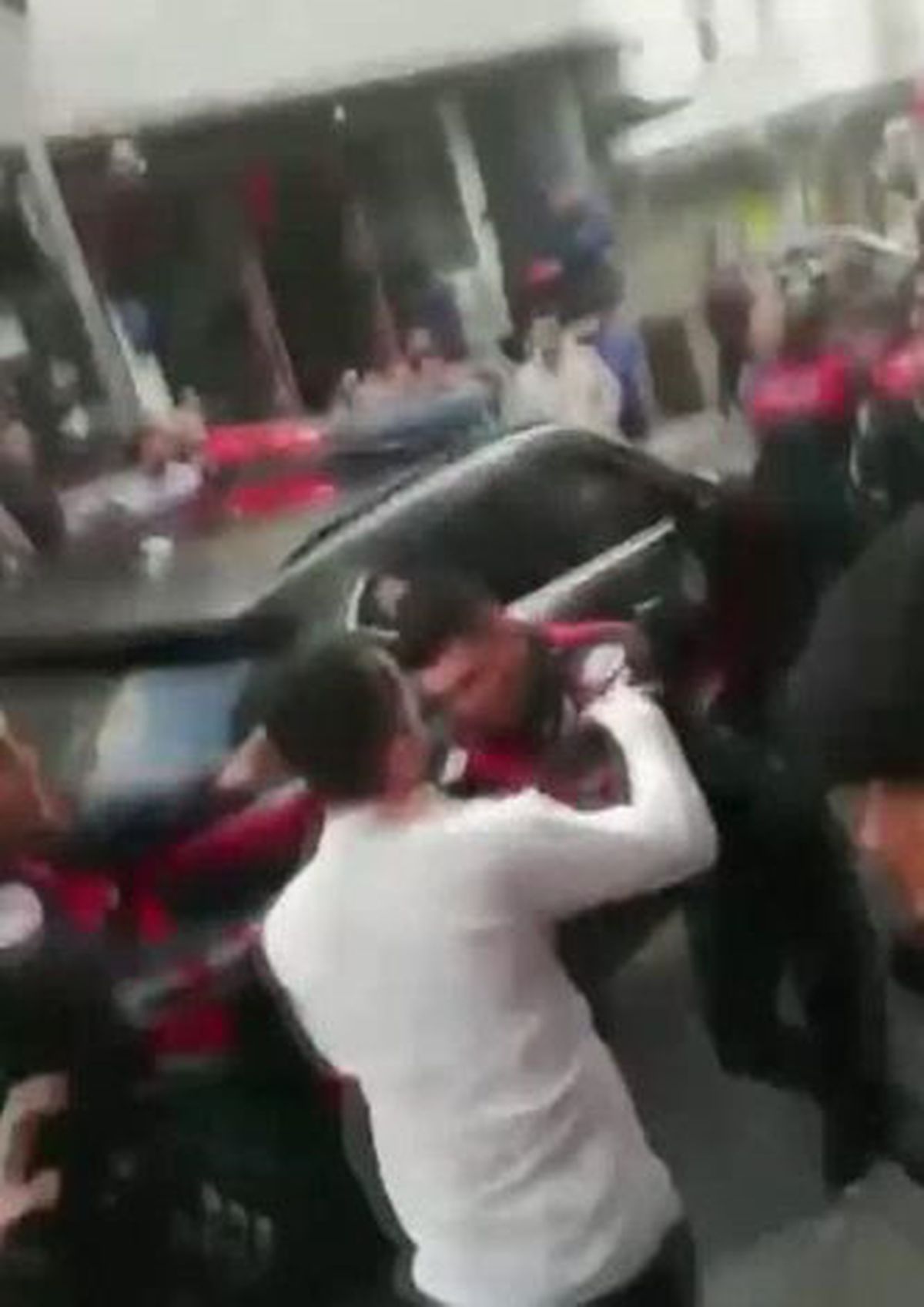 3 yaşındaki çocuğa taciz iddiası! Mahalleli o kişiyi yakalayıp tekme tokat dövdü