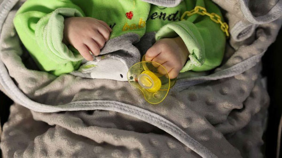 Ailesi kilisede ayindeyken 3 saat arabada bırakılan bebek öldü