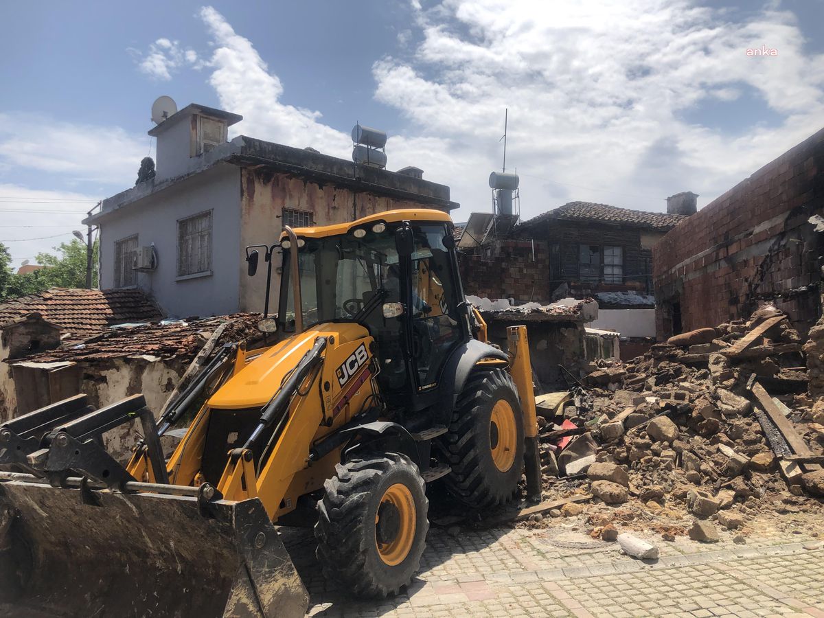 Antalya Büyükşehir Belediyesi, Balbey Mahallesi'nde metruk yapıları yıkıyor