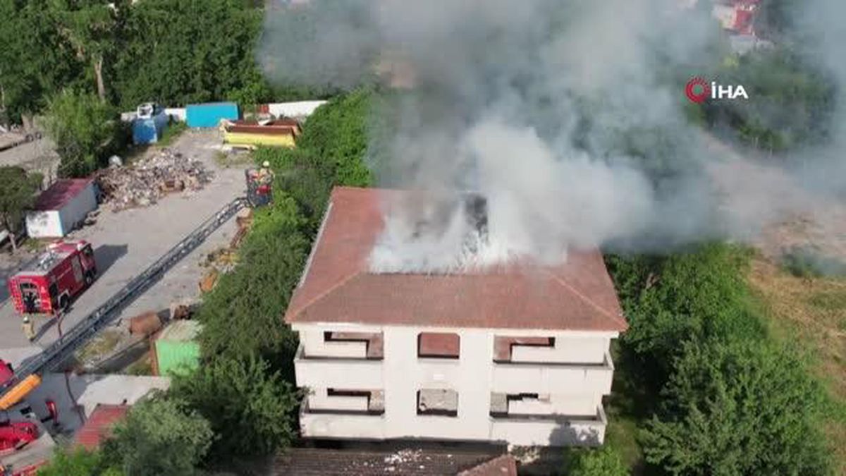 Arnavutköy'de metruk binada korkutan yangın