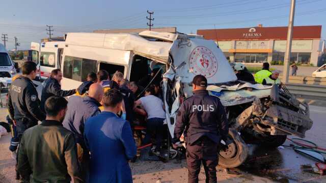 Bursa'da sporcuları taşıyan minibüs kamyona çarptı: 1 ölü, 16 yaralı Bursa'da sporcuları taşıyan minibüs kamyona çarptı: 1 ölü, 16 yaralı
