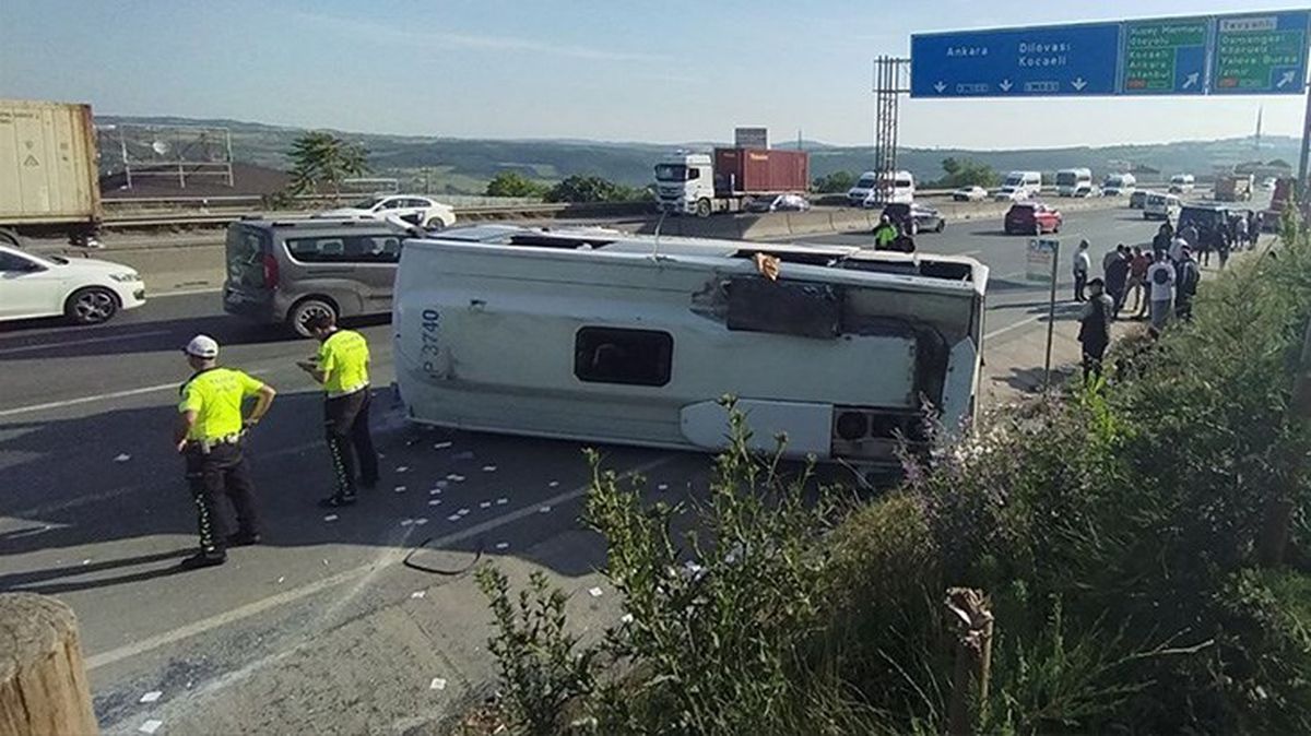 D-100'de işçileri taşıyan midibüs tıra çarptı: 13 yaralı
