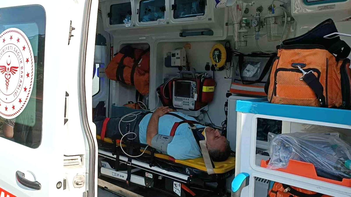 D-100'de İşçileri Taşıyan Midibüs Tıra Çarptı: 13 Yaralı