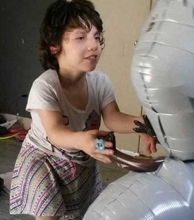 Evlat edindikleri çocuk 22 yaşında cüce çıktı! Yatak odalarına bıçakla dalmış