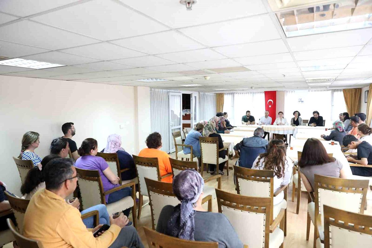 İrlandalı Öğretmen Kahramanmaraş Depremzedelerine Yardım Etti