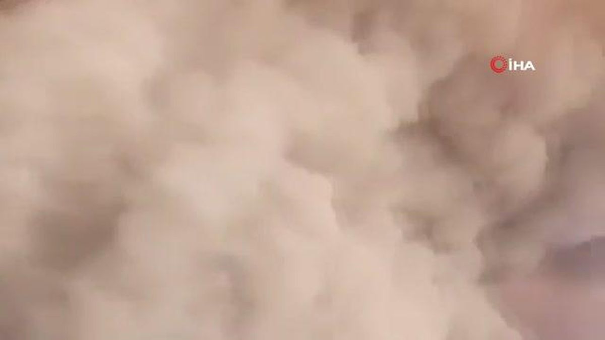 Kahire'yi kum fırtınası vurdu, gökyüzü turuncuya döndü