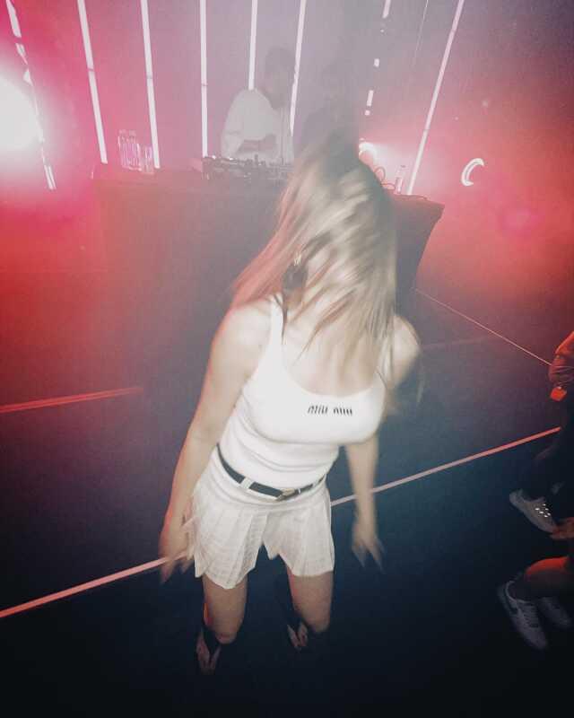 Katıldığı partide kendinden geçen Serenay Sarıkaya, süper mini eteğiyle kalça dansı yaptı Katıldığı partide kendinden geçen Serenay Sarıkaya, süper mini eteğiyle kalça dansı yaptı