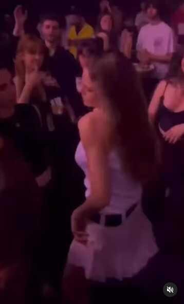 Katıldığı partide kendinden geçen Serenay Sarıkaya, süper mini eteğiyle kalça dansı yaptı Katıldığı partide kendinden geçen Serenay Sarıkaya, süper mini eteğiyle kalça dansı yaptı