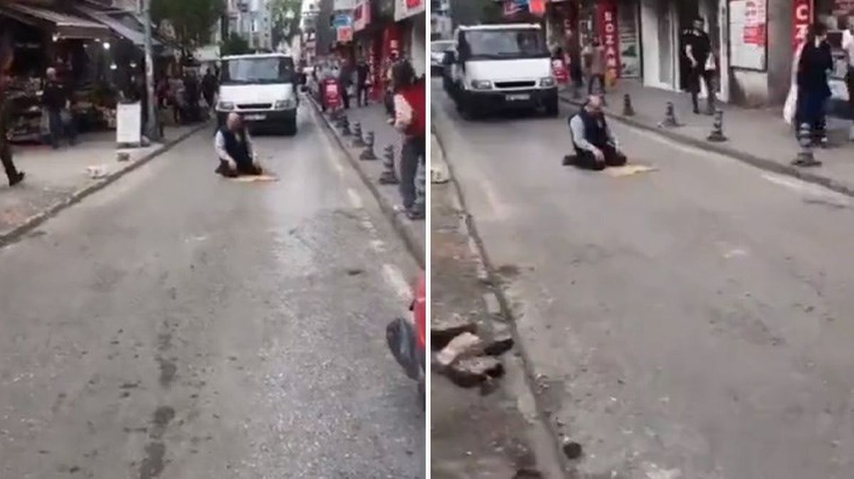 Samsun'da bir kişi yolun ortasına seccadesini serip namaz kaldı