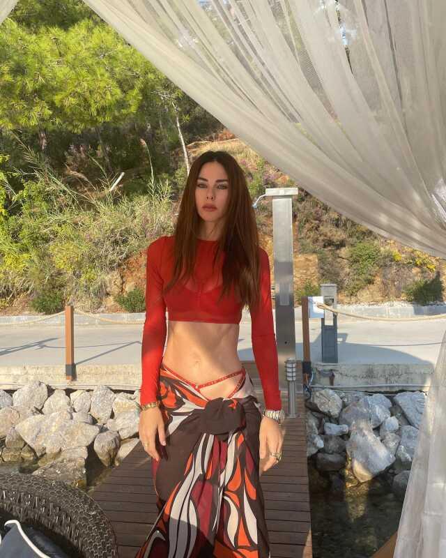 Spor sonrası halini paylaşan 50 yaşındaki Defne Samyeli, fiziğiyle hayran bıraktı