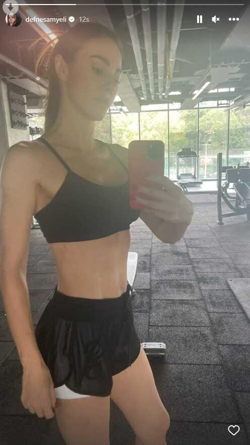Spor sonrası halini paylaşan 50 yaşındaki Defne Samyeli, fiziğiyle hayran bıraktı