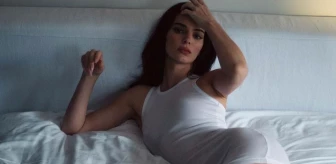 Ünlü model Kendall Jenner, göğüslerini açıkta bırakan transparan elbisesiyle sınırları zorladı