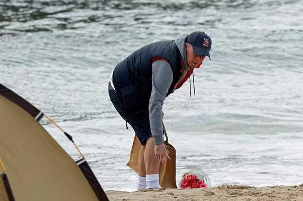 Vicdanlar susmuş! Boğulan çocukları kurtarmaya çalışan doktoru kayda alıp dalga geçtiler