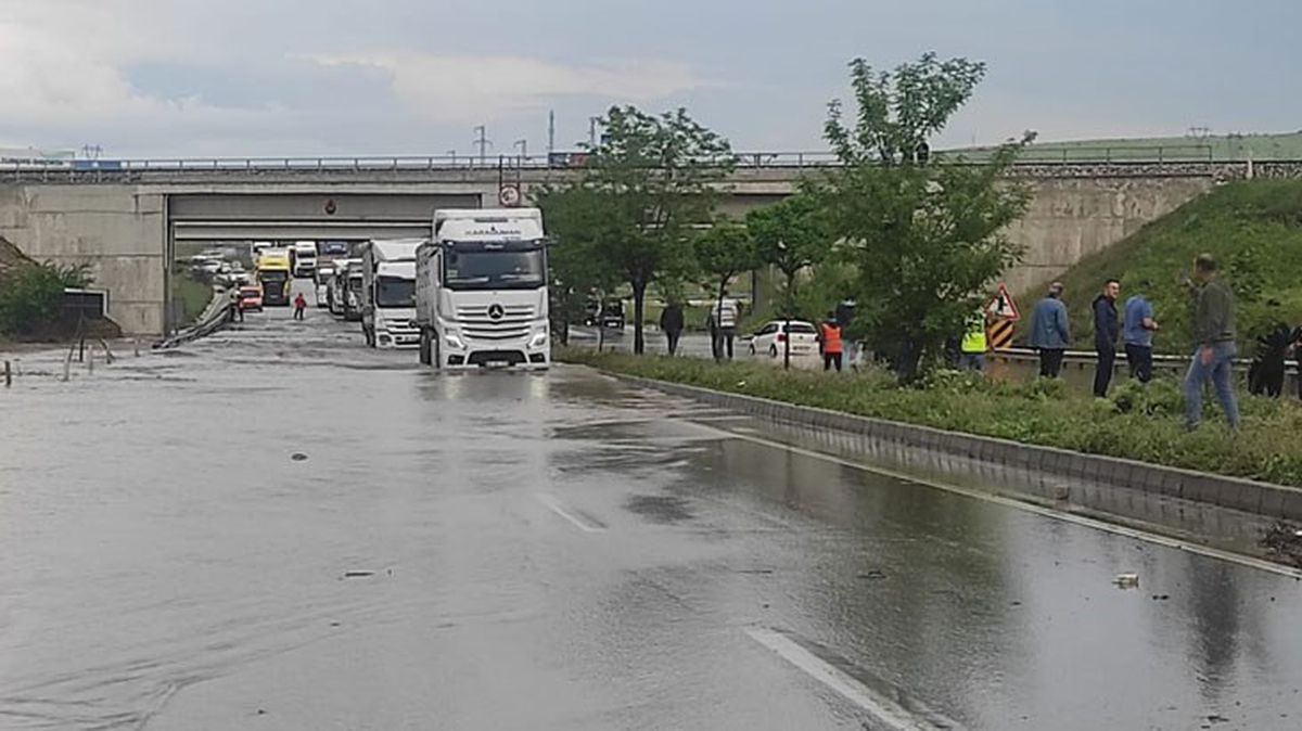 Yağış nedeniyle gölete ddönen Afyonkarahisar-İzmir karayolu ulaşıma kapandı