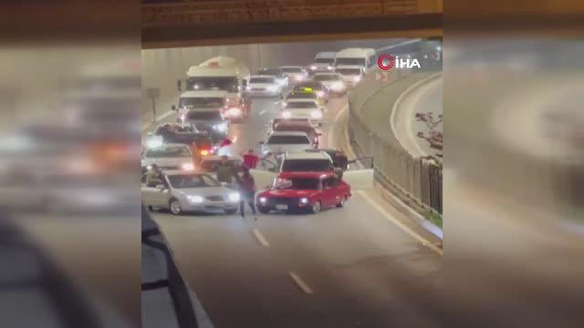 Yolu kapatıp eğlence yapmışlardı: 8 araca ceza kesildi