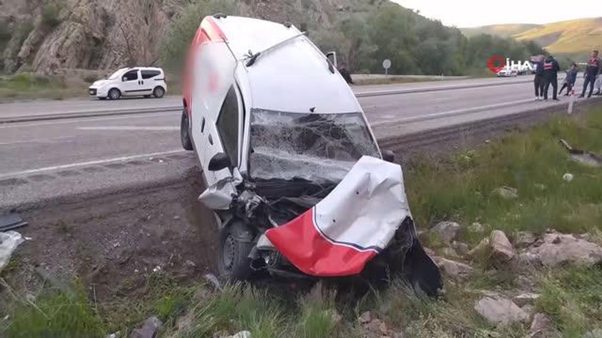 Yozgat'ta hafif ticari araç ile otomobil çarpıştı: 6 yaralı
