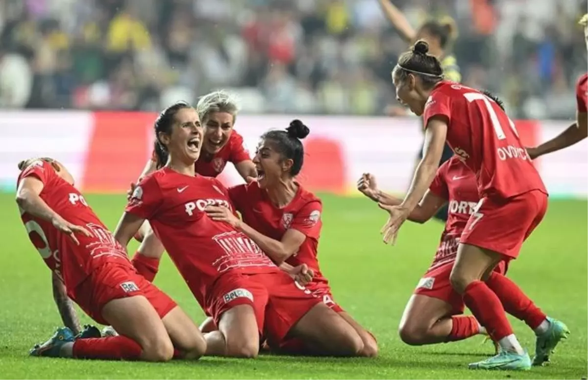 ABB Fomget, Turkcell Kadınlar Futbol Süper Ligi Final maçında Fenerbahçe Petrol Ofisi'ni yenerek şampiyon oldu