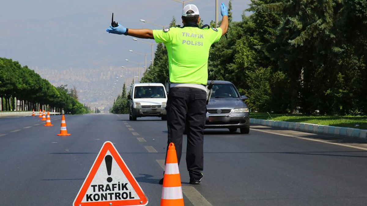 Ağrı'da şüpheli araçtan sahte para ve silahlar çıktı