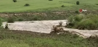 Eskişehir'de Sağanak Sonrası Dere Taştı, Karayolu Balçıkla Kaplandı