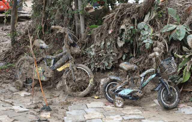 Denizli'de mahalleler sular altında kaldı, tarım alanları zarar gördü! Bölgedekiler '90 yıldır böylesi yaşanmadı' diyor Denizli'de mahalleler sular altında kaldı, tarım alanları zarar gördü! Bölgedekiler '90 yıldır böylesi yaşanmadı' diyor