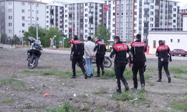 İhbara giden polis, ot toplayan kişiyi gözaltına aldı