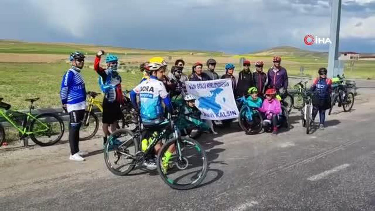 İranlı turistler Van Gölü'ne dikkat çekmek için pedal çevirdi